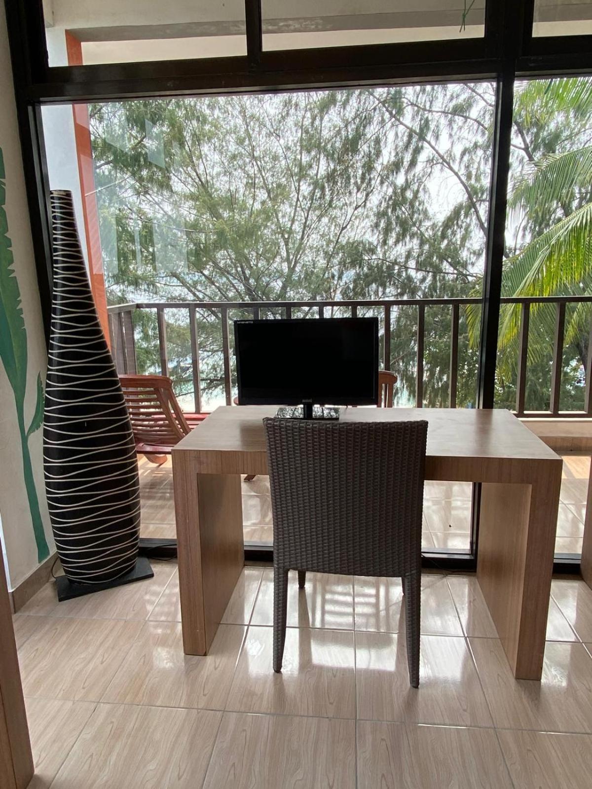 Tropica Gili Total Body Fit - Free Access Gym And Coworking Space Гили Траванган Экстерьер фото